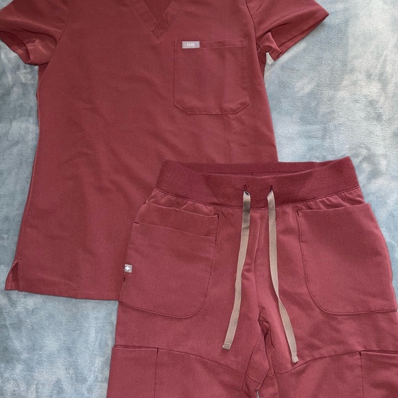 Figs scrub set *top and bottom included* - Picture 1 of 4